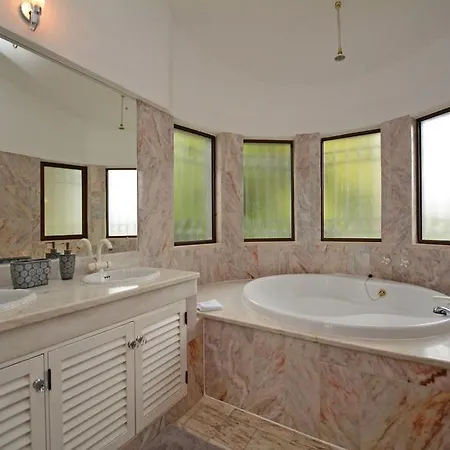 Vale Do Garrao Sleeps 8 With Pool Air Con And Wifi * Vale do Lobo
